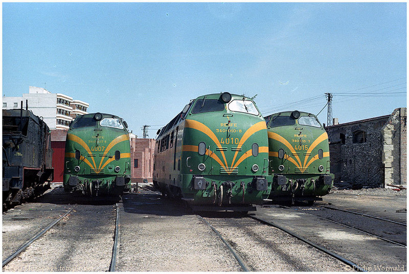 e73 4007, 4010 y 4015 estacionadas en el depósito de Ciudad Real.  11 de septiembre de 1983.jpg
