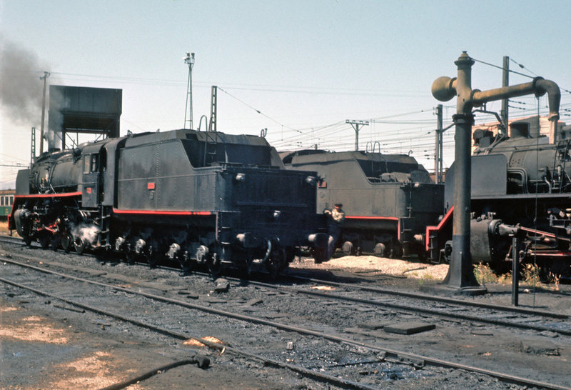 d52 RENFE 141F 2227 maniobrando en Miranda de Ebro, agosto de 1972.jpg