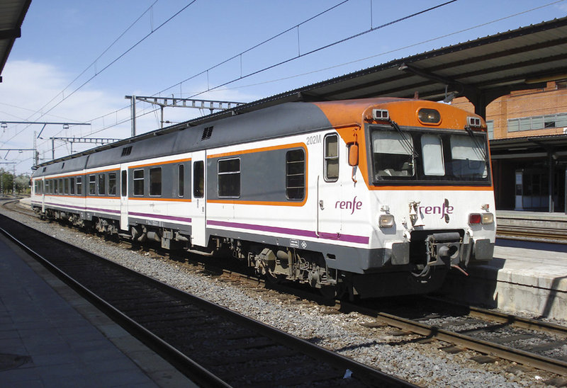 19-Automotor 592.201 (Atómico) durante su breve parada en Puertollano y con destino Badajoz..jpg