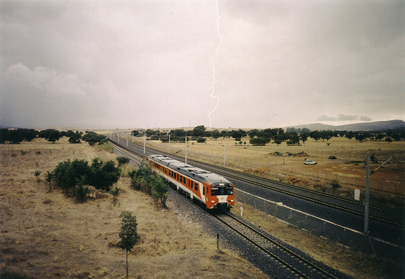 20- El atómico 592-200 se desliza a toda velocidad a Puertollano intentando escapar de la tormenta eléctrica, Septiembre de 2003..jpg