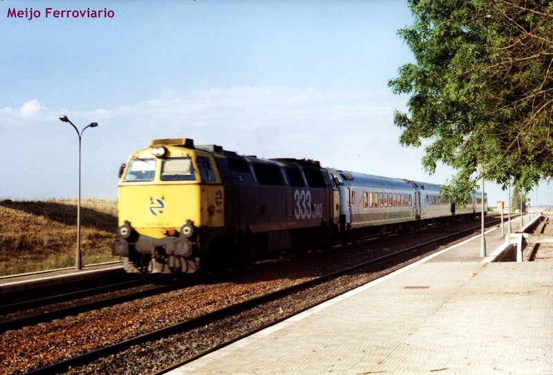 Tren Iberia Hendaya-Bilbao - Salamanca, El Pedroso de la Armuña Julio 2002.jpg