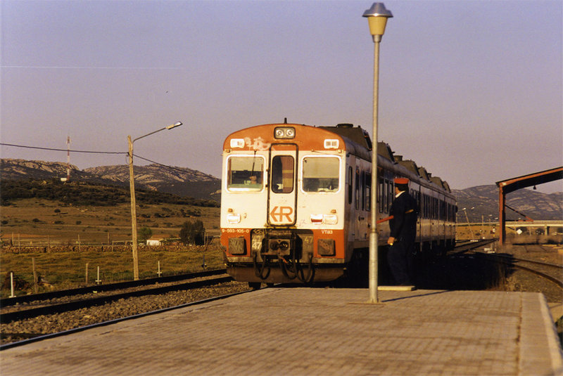 21- Automotor 593-105 haciendo una breve parada en la estación de Brazatortas-Veredas, 10-1998..jpg