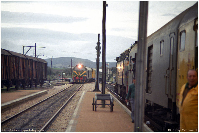 e102 333-002 cede paso a la 333-090 con el Omnibus nº 3200 hacia Badajóz. Almadanejos-Almadén, 10-2-85.jpg