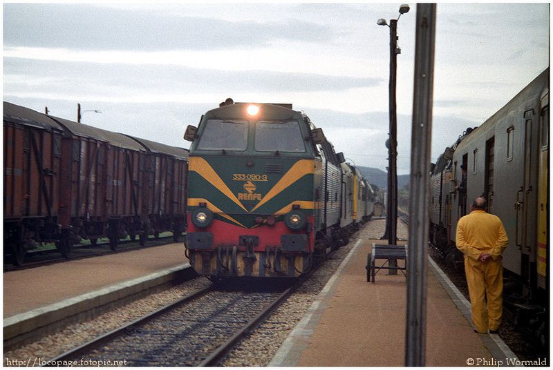 e102 333-002 cede paso a la 333-090 con el Omnibus nº 3200 hacia Badajóz.  Almadanejos-Almadén, 10-2-85.jpg