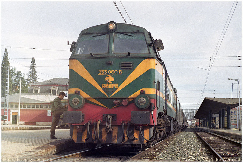 e102 333-060 al frente del Expreso nº306 Irún-Madrid Chamartín. Burgos, 6 de  febrero de 1985.jpg