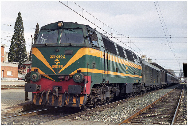 e102 333-060 al frente del Expreso nº306 Irún-Madrid Chamartín. Burgos, 6 de febrero de 1985.jpg