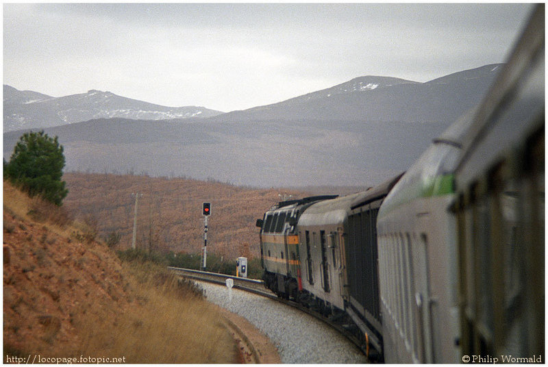 e102 333-060 al frente del Expreso nº306 Irún-Madrid Chamartín. Línea del 'Directo', 6 de  febrero de 1985.jpg