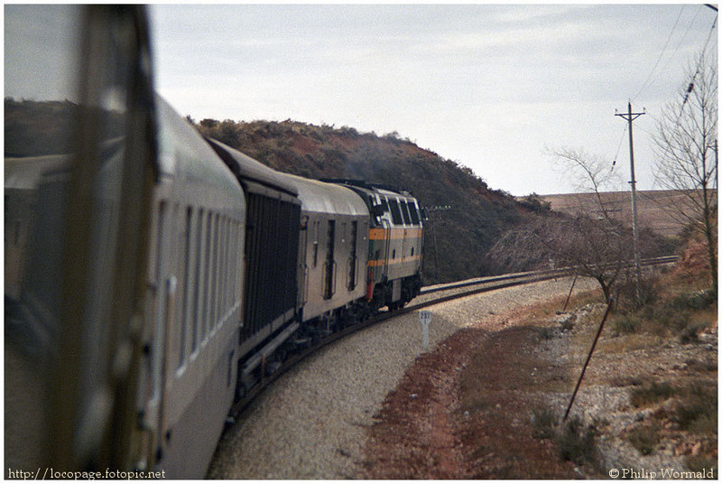 e102 333-060 al frente del Expreso nº306 Irún-Madrid Chamartín. Línea del 'Directo', 6 de febrero de 1985.jpg