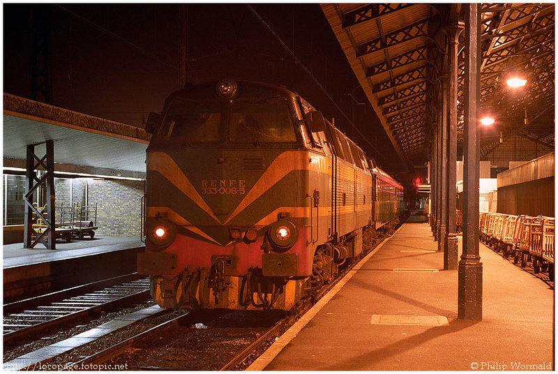 e102 333-006 con el Expreso Puerta del Sol nº 302 hacia Madrid Chamartín. Irún, 9 de febrero de 1985.jpg