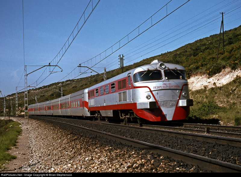 c167 2003T 'Virgen del Perpetuo Socorro' con el Talgo Bilbao-Madrid de las 15 h., pasando Pancorbo, cerca de Bujedo. 17-mayo-1968.jpg