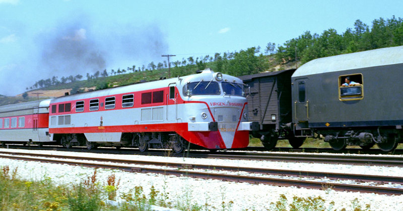 d92 352.001 Virgen del Rosario acelera el Talgo a Madrid con un sonido gutural a través de la estación de empalme del Madrid Directo Riaza - Burgos. Agosto de 1974.jpg