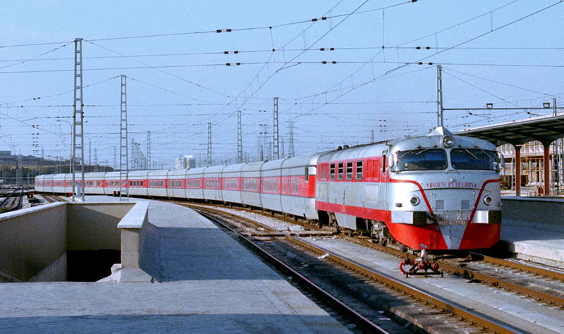 d92 352.002 Virgen Peregrina en la nueva estación de tren de Chamartín de Madrid, con una composición Talgo excepcionalmente larga. Agosto de 1974.jpg