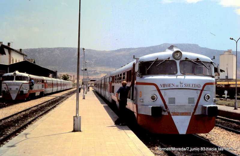 e69 La Virgen de la Soledad con el Talgo de Almería espera que la Virgen de los Reyes, a la izda, abandone la rama de Granada para formar doble composición a Madrid. Moreda, año 1983.jpg