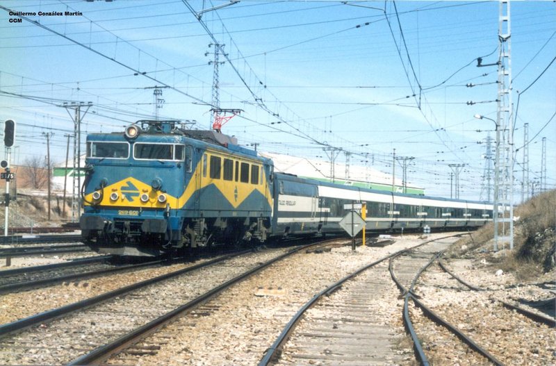 e184 Madina del Campo 23-3-1989. LA 269-601 con el Talgo Gijón-Alicante.jpg