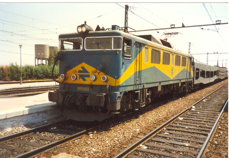 f10 Talgo pendular Alicante Madrid, estacionado en Alcazar, año 1990.jpg
