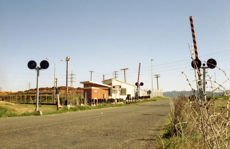 41-Paso a Nivel del km 6-308 del ramal a Repsol, Puertollano 06-1994.jpg