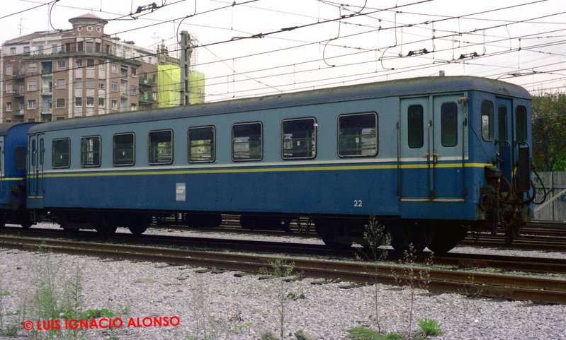 Coche de viajeros nº 22 de ETFV. (donostia-Amara 24-10-87).jpg