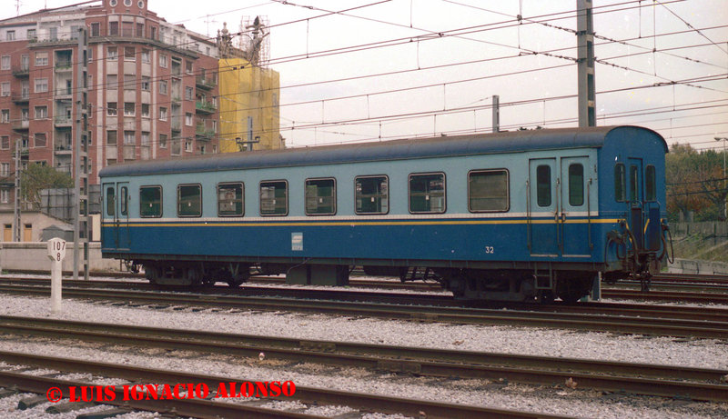 Coche de viajeros nº 32 en la estación de Amara. (24-10-87).jpg