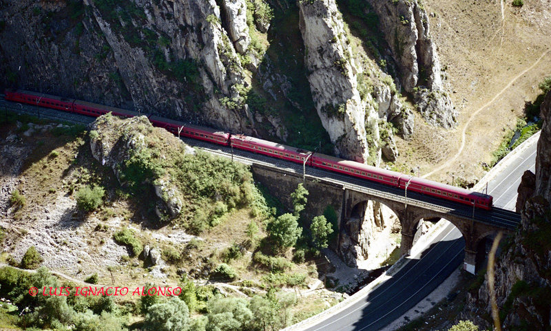 Electrotren serie 432 Barcelona-Gijón-Santander, en el desfiladero de Pancorbo. (6-9-87).jpg