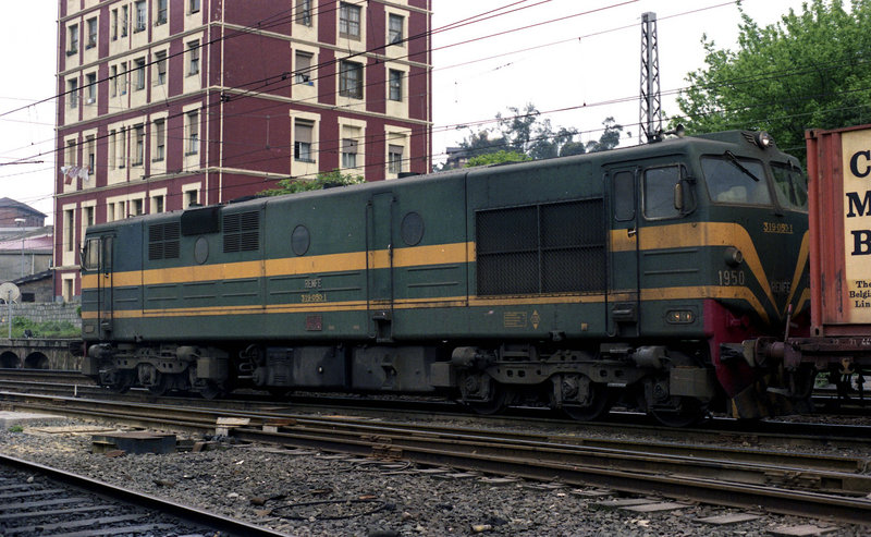 Locomotora 319-050 (ex 1950) en Olaveaga. (6-5-87).jpg