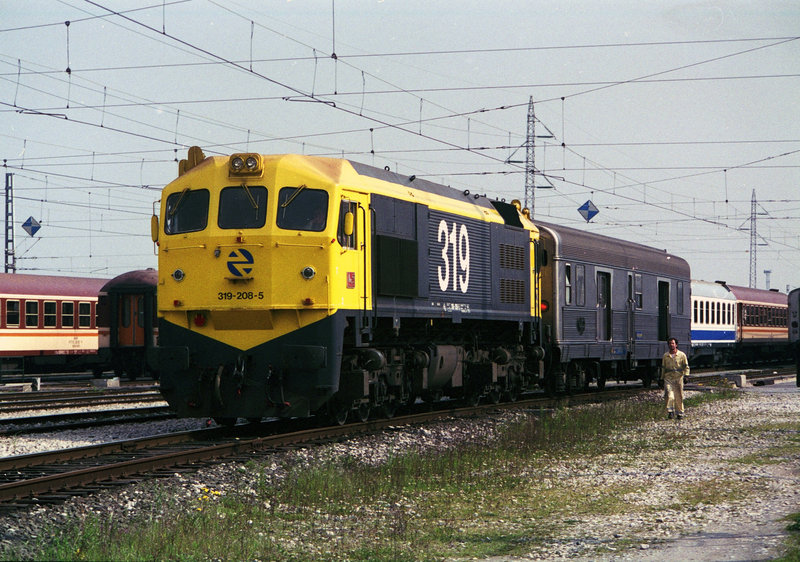Locomotora 319-208 maniobrando con coches de CP en Irún (17-4-93).jpg
