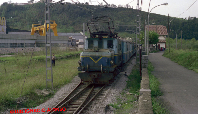 Correo Bilbo-Donostia a su paso por la estación de Usurbil. (24-10-87).jpg