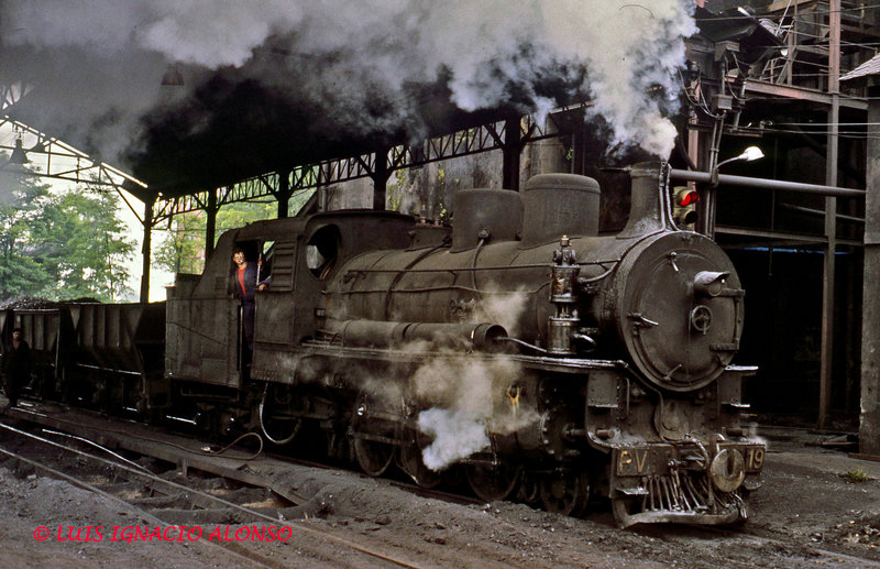 206  Locomotora PV 19 maniobrando en Ponferrada con un tren de tolvas.jpg