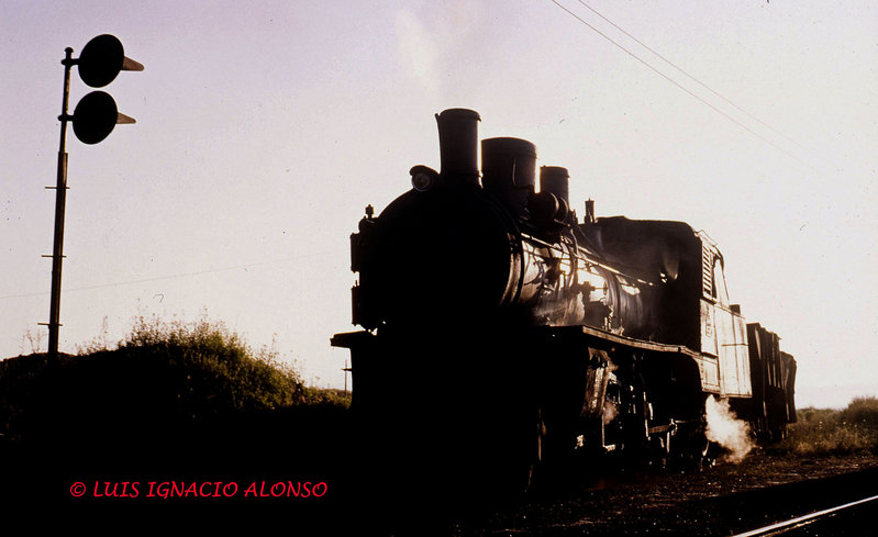215  Locomotora 31 del PV entrando en Cubillos con un tren de tolvas.jpg