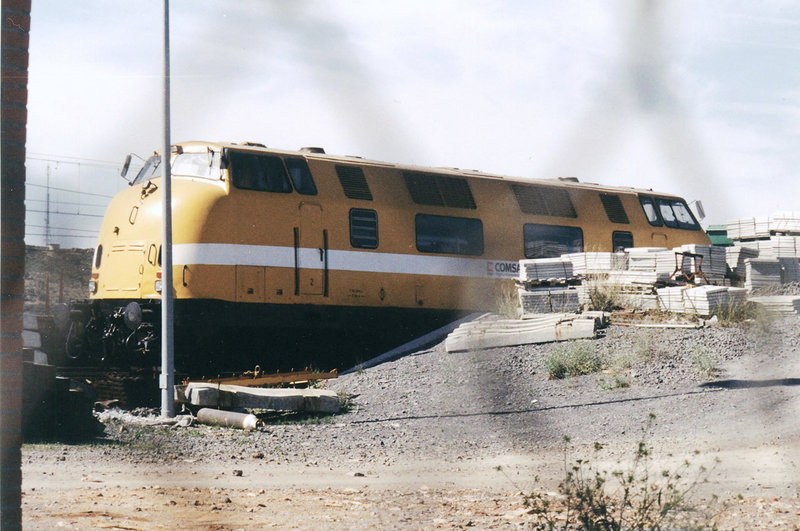 42-Vista de la v220 de Comsa ya con los boguies de 1435 mm, estacionada en el PAET de Calatrava (LAV-1)..jpg
