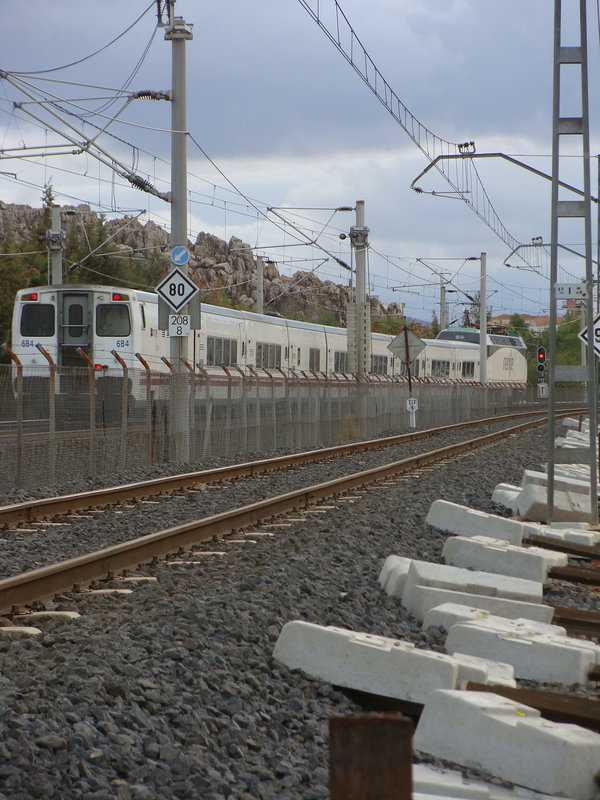 44-Vista trasera del Talgo Pendular a Algeciras arrastrado por la 252-015, P.Llano, 26-09-2011..jpg