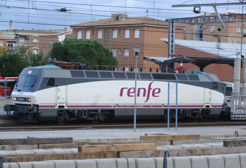 46-252-008 estacionado en Puertollano, 26-09-2011..jpg