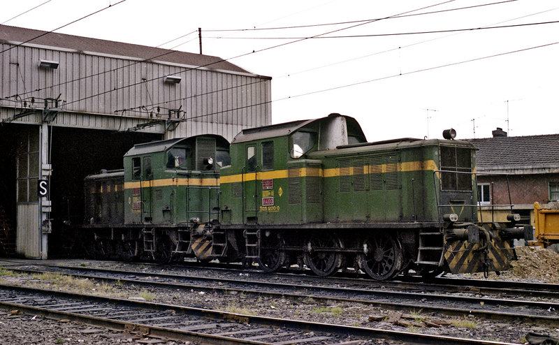 Tractores de maniobras 303-200 y 303-194. (Olabeaga 6-5-87).jpg