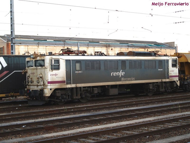 Locomotora eléctrica 269.205 Renfe Operadora.JPG