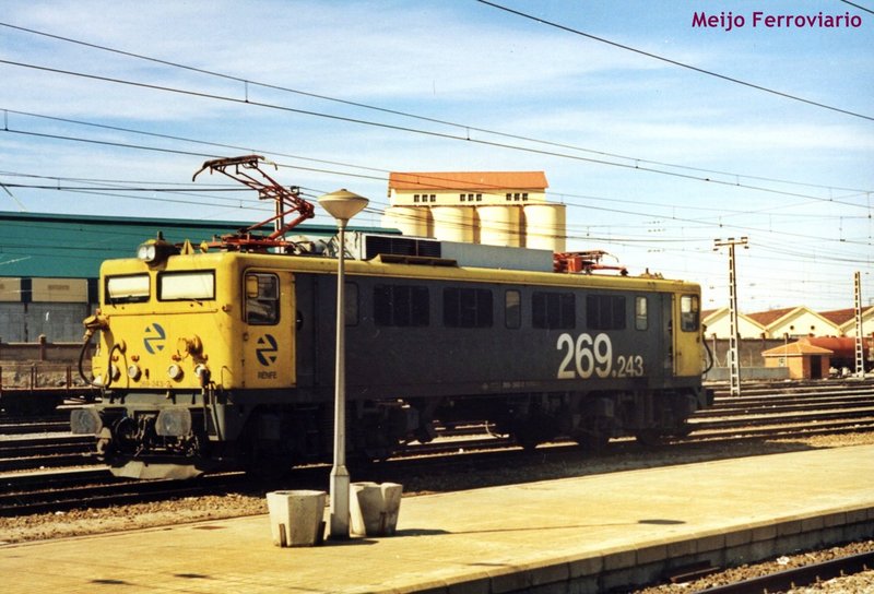 Locomotora 269.243, Medina del Campo 19.03.99.jpg
