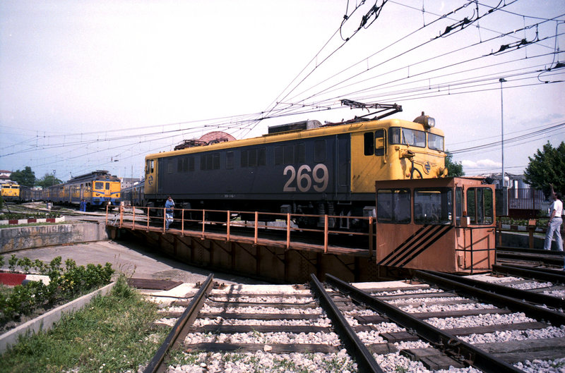 269-045 en el puente giratorio del depósito de Santander. (23-5-1992).jpg