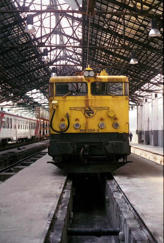 269-054 en el interior de los talleres de Irún (17-4-93).jpg