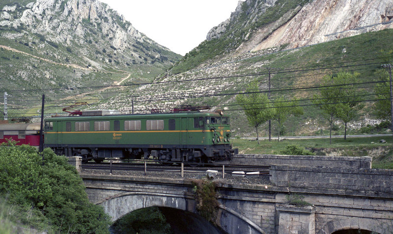 269-108 a la cabeza del Talgo Bilbao-Madrid. (Pancorbo 10-5-87).jpg