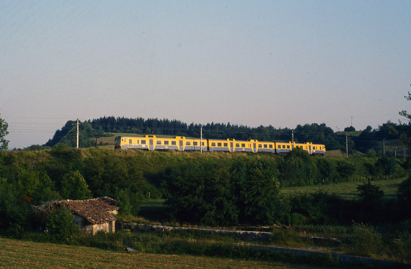 140  UT 592 Zaragoza-Bilbao, en Gujuli.  (10-7-88).jpg