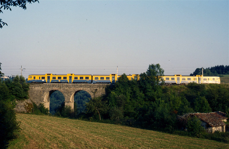 141  UT 592 Zaragoza-Bilbao en el puente de Gujuli.  (10-7-88).jpg