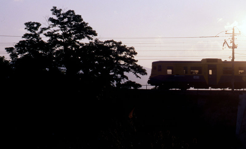 142  UT 592 Coruña-Bilbao en el puente sobre la carretera en Artomaña.  (10-7-88).jpg
