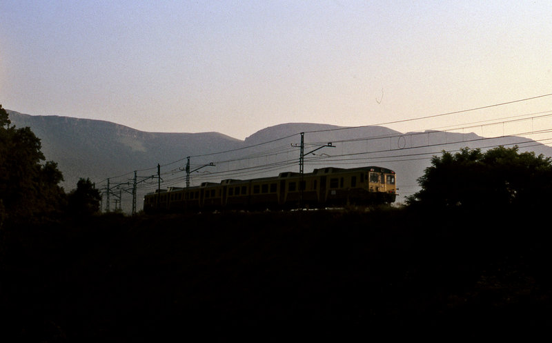 143  UT 592 Coruña-Bilbao llegando a Artomaña.  (10-7-88).jpg