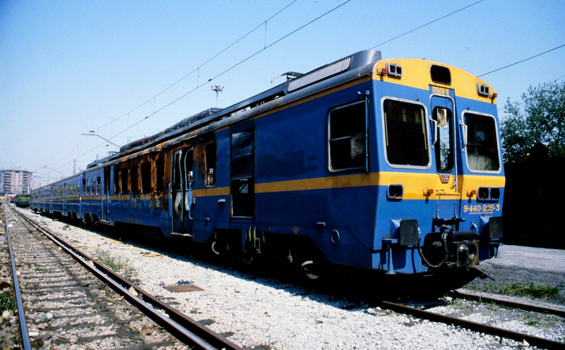 357  UT 440 (coche motor 9-440-205) quemada, en la estación de Irún (1988).jpg