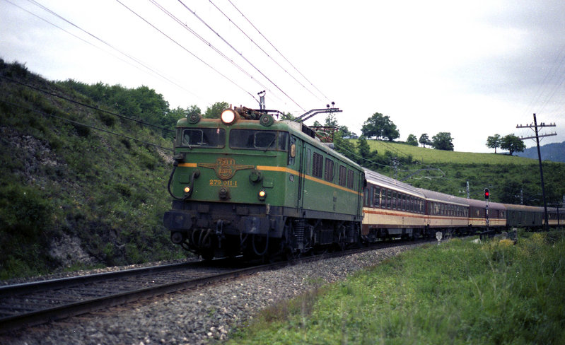 279-011_Expreso Bilbao-Coruña-Vigo en Aloria. (17-5-87).jpg