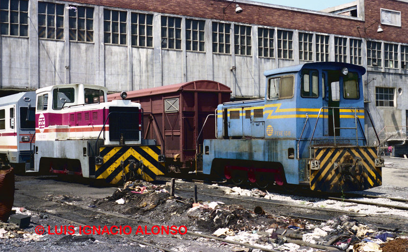 1303 y 1316 en el depósito de Santander. (21-7-87).jpg