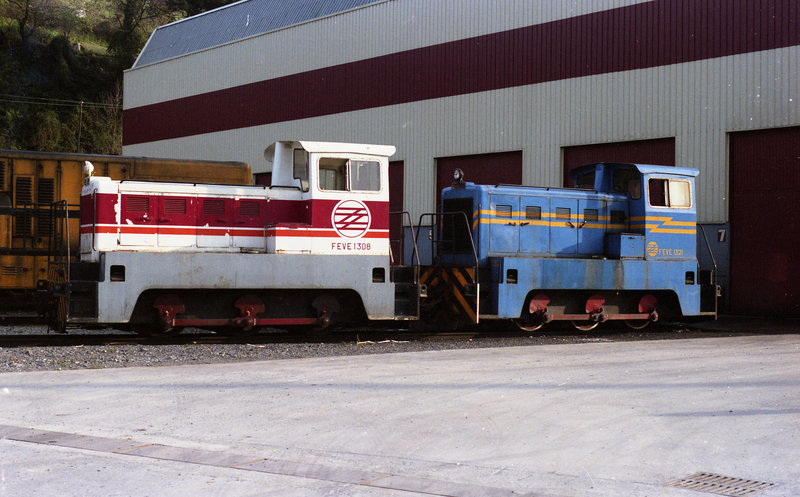 1308 y 1321 junto a los talleres de Balmaseda (25-3-1988).jpg