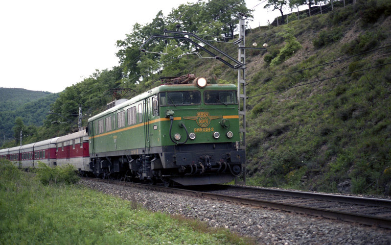 289-024_Talgo Madrid-Bilbao entre Lezama y Artomaña. (17-5-87).jpg