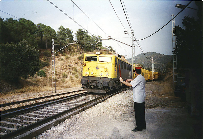 88-269.111 con un portautomoviles vacío a su paso por Despeñaperros. Las Correderas 13-08-2004..jpg