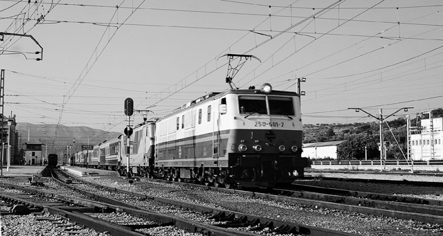 RENFE_250.601-015_Sierra de Gredos_Móra la Nova_9octubre1986_PhotoJosepMiquel.jpg