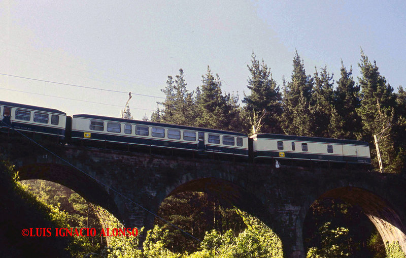 067  Coches de cola del Transcantábrico después de descarrilar en el viaducto de Zugastieta.jpg