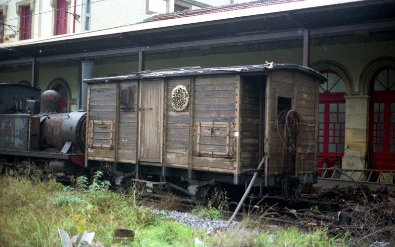 F-20-02A  Vagón báscula de FV junto a la estación de Durango.jpg